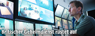 Mann beobachtet Monitore