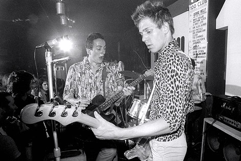 © picturedesk.com/Rex Features/Ray Stevenson Die Band "The Clash" bei einem Konzert im "100 Club" im Jahr 1976