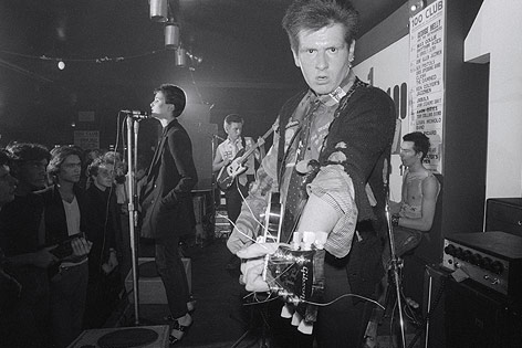 © picturedesk.com/Rex Features/Ray Stevenson Die Band "Siouxsie and the Banshees" bei einem Konzert im "100 Club" im Jahr 1976