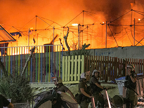 © APA/AP/Michael Schwarz Brand in Flüchtlingslager auf Lesbos