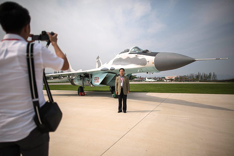 © APA/AFP/Ed Jones Kampfflugzeug MiG-29 bei der Flugshow in Nordkorea
