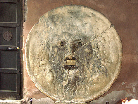 © Dnalor 01 unter cc by-sa 3.0 Die Skulptur "Mund der Wahrheit"