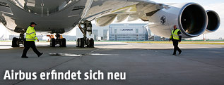 Arbeiter unter einem A380