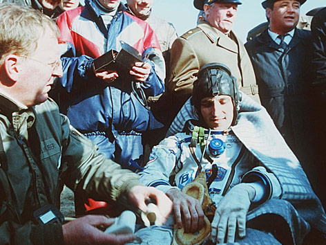 © picturedesk.com/APA/Wagner Wolfgang Franz Viehböck nach der Landung am 10. Oktober 1991 in der Steppe von Kasachstan