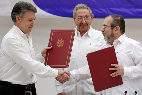 © Reuters/Enrique de la Osa Juan Manuel Santos, Raul Castro und "Timochenko"