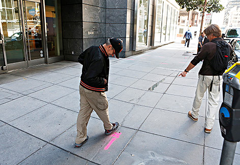 Passanten betrachten einen Riss im Boden nahe des MIllenium Towers in San Francisco