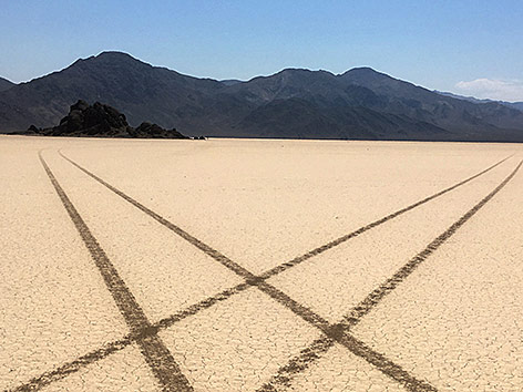 © AP/National Park Service Autoreifenspuren im Death Valley