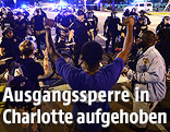 Polizisten und Demonstranten in Charlotte