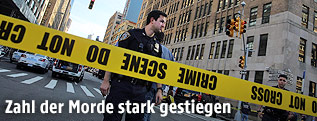 US-Polizist hinter Tatortabsperrung