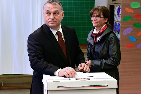 © APA/AFP/Attila Kisbenedek Der ungarische Premier Viktor Prban und seine Frau Aniko Levai