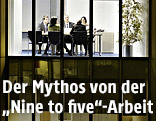 Menschen sitzen in der Nacht in einem Büro bei einem Meeting