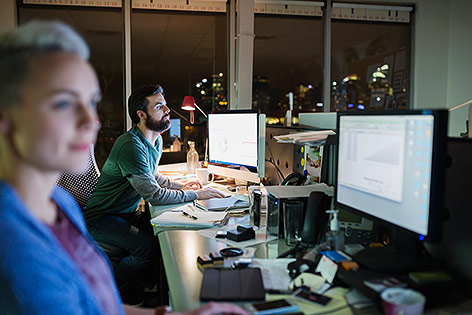 © Getty Images/Hero Images Menschen arbeiten in einem Büro