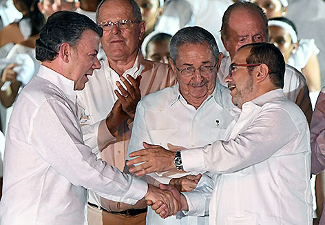 © APA/AFP/Luis Acosta Kolumbiens Präsident Juan Manuel Santos,FARC-Führer Rodrigo Londono und Kubas Präsident Raul Castro