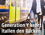 Junge Frau sitzt neben Koffer