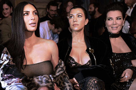 © APA/AFP/Alain Jocard Kim Kardashian, Kourtney Kardashian und Kris Jenner bei einer Modeschau in Paris