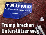 Kaputtes Trump-Plakat liegt auf dem Boden