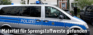 Polizeifahrzeug vor dem Haus in Leipzig, in dem ein Terrorverdächtiger verhaftet wurde