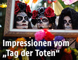 Feiernde des Dia de los Muertos auf einem Friedhof