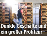 Lieferant vor Kisten mit Bananen