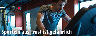 Mann auf einem Hometrainer