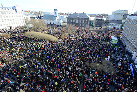 © Reuters/Stigtryggur Johannsson Demonstranten in Reykjavik