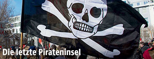 Demonstranten in Reykjavik mit Piratenflagge