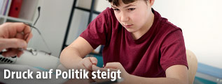 Kind im Gespr&auml;ch mit einem Arzt