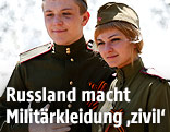 Jugendliche in Militärkleidung