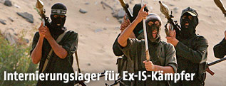 Vermummte Kämpfer mit Panzerfäusten