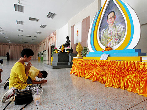 © Reuters/Chaiwat Subprasom Anhänger von König Bhumibol Adulyadej beten vor dessen Bild im Krankenhaus