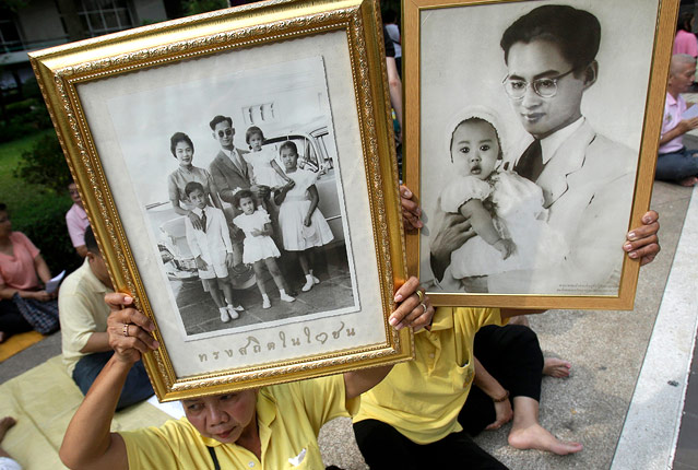 © APA/AP/Sakchai Lalit Landleute beten für Thailands König Bhumibol