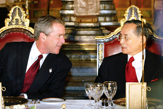 © Reuters/Jason Reed König Bhumibol und George W. Bush