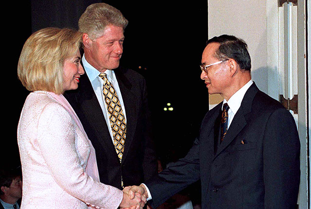© Reuters König Bhumibol mit Hillary und Bill Clinton