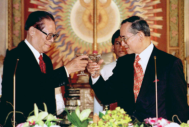 © Reuters Jiang Zemin und König Bhumibol