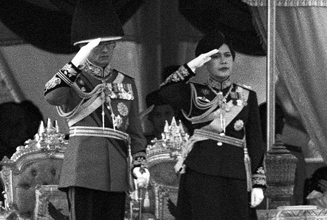 © Reuters/Apichart Weerawong König Bhumibol und Königin Sirikit