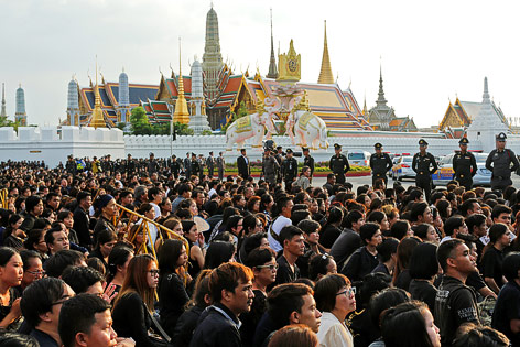 © Reuters/Jorge Silva Menschen betraueren Bhumibol