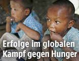 Zwei Kinder aus Myanmar essen Reis
