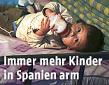 Kleinkind trinkt aus einer Trinkflasche