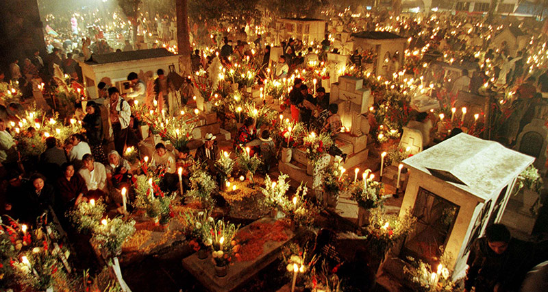 © Reuters Mexikanische Feierlichkeiten auf einem Friedhof, 1997