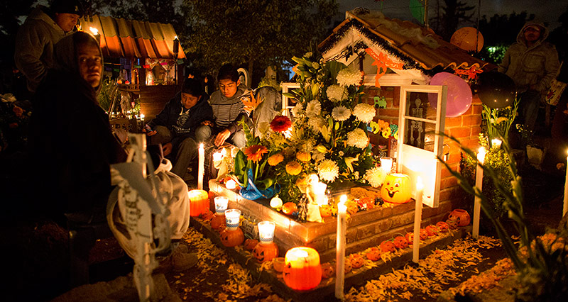 © AP/Rebecca Blackwell Familie um ein geschmücktes Grab