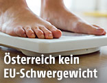 Ein Mensch steht auf einer Körperwaage