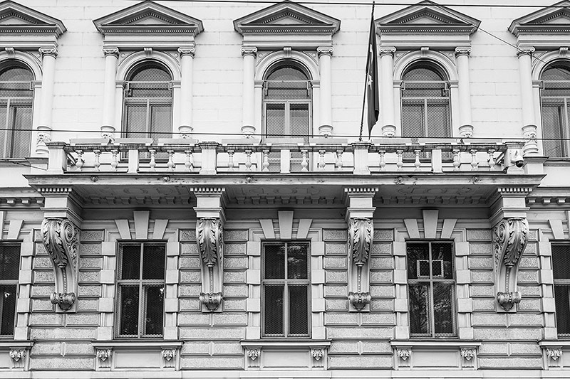 © ORF.at/Dominique Hammer Ein Balkon mit Ornamenten auf dem Gebäude der türkischen Botschaft gebaut von den Architekten Fellner und Helmer