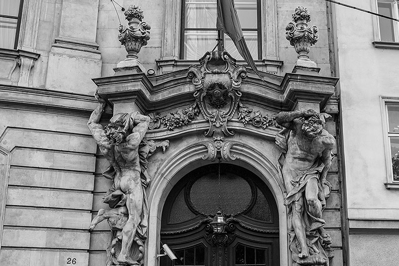 © ORF.at/Dominique Hammer Ornamente rund um die Eingangstür der brasilianischen Botschaft gebaut von den Architekten Fellner und Helmer