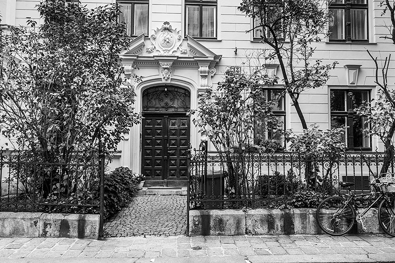 © ORF.at/Dominique Hammer Der Eingang eines Wohnhauses in der Zeinlhofergasse gebaut von den Architekten Fellner und Helmer