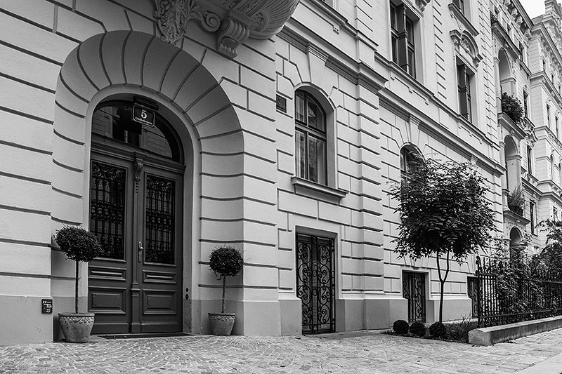 © ORF.at/Dominique Hammer Der Eingang eines Wohnhauses in der Zeinlhofergasse gebaut von den Architekten Fellner und Helmer