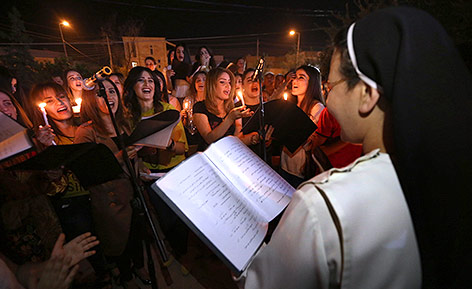 © APA/AFP/Safin Hamed Christen feiern die Befreiung ihrer Heimatstadt Karakosch von der Terrormiliz IS in Arbil, Irak
