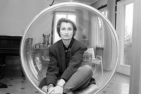 © picturedesk.com/laif/Flitner Elfriede Jelinek in einer Glaskugel
