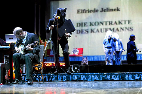 © picturedesk.com/laif/David Baltzer Auffuehrung "Kontrakte des Kaufmanns" im Schauspielhaus Koeln