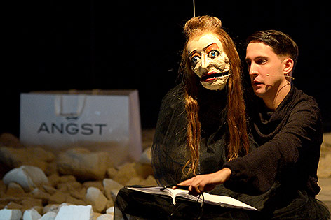 © APA/Roland Schlager Puppenspieler Nikolaus Habjan mit einer Elfriede Jelinek-Puppe in einer Szene des Stückes "Schatten (Eurydike sagt)