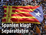 Katalanische Flagge über Menschenmassen